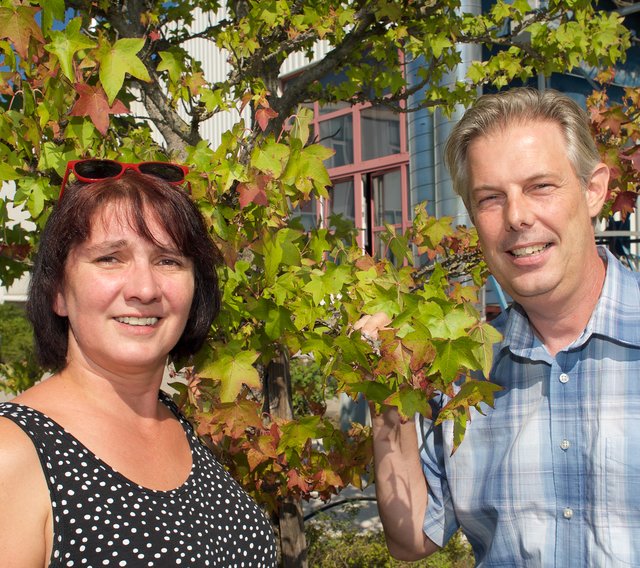 Andrea Kahofer und Günther Kautz kaufen Bäume für die Stadt.