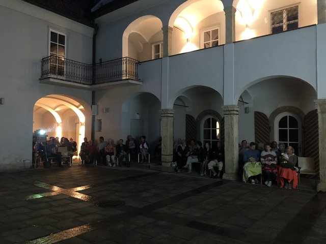 Die Gäste des WOCHE-Sommerkinos in Fehring flüchteten unter die Vordächer rund um den Innenhof des Gerberhauses.