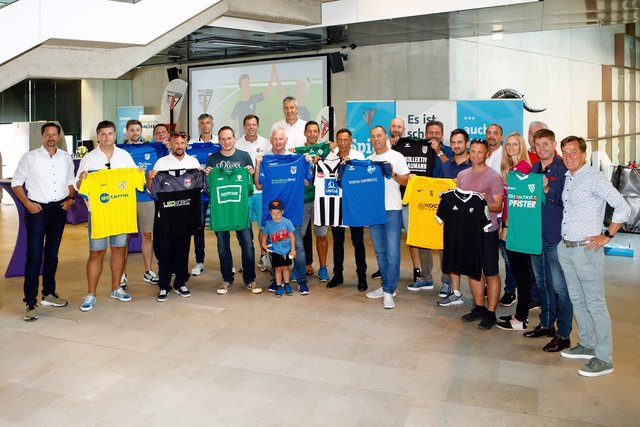 Und bitte lächeln. Alle posieren mit Vereinstrikot für das große Gruppenbild in der Hypo Tirol Zentrale. Rechts TFV-Präsident Sepp Geisler, dritte von rechts Stefanie Jicha, Landtagsvizepräsidentin und einzige Dame unter starken Herren, hinten, der "Größte" - Gastgeber und  Hypo Tirol Bank Vorstand Hannes Haid. | Foto: Hypo Tirol Bank - Florian Lechner
