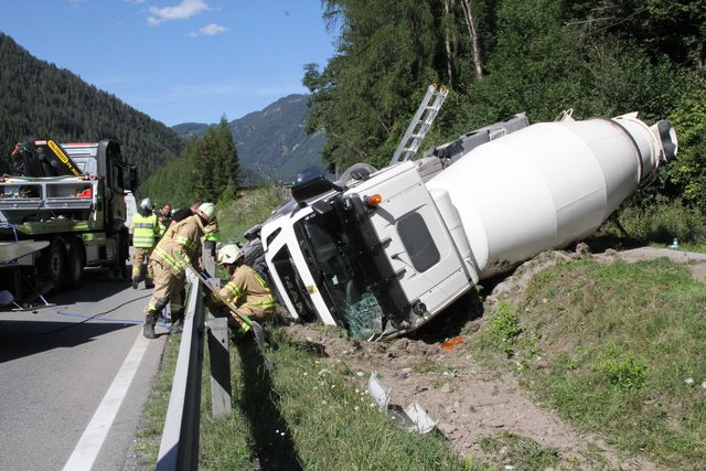 Bei dem Verkehrsunfall geriet ein voll beladener Betonmischwagen in den Straßengraben und kippte um.