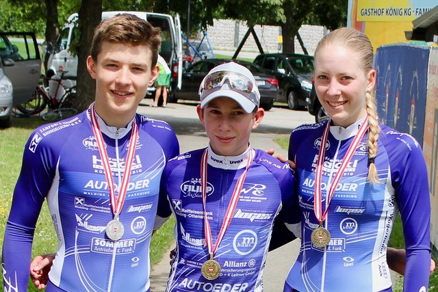 v.l.n.r. Adran Stieger (U17) mit Silber-, Valentin Zobl (U13) mit Gold- und Laura Schöttl (Juniorinnen) mit Bronzemedaille. | Foto: Manfred Stieger / Radclub Walding