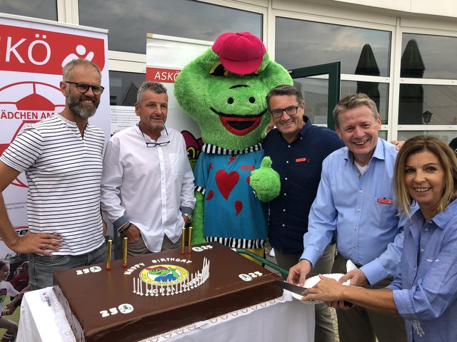 Beim Sommerfest in Steinbrunn waren Olympiasiegerin Anita Wachter, Volleyball Nationaltrainer Michael Warm, Trainer des Deutschen Skiteams Mathias Berthold, ASKÖ Generalsekretär Michael Maurer und ASKÖ Präsident Alfred Kollar die ersten Gratulanten zum 25-jährigen Jubiläum des ASKÖ Fit Froschs Hopsi Hopper. | Foto: ASKÖ Bgld.