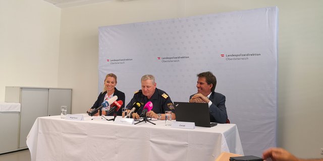 Simone Wögerbauer, Ermittlerin des Stadtpolizeikommandos (SPK) Linz, Polizei-Kommandant Karl Pogutter und Philip Christl, Sprecher der Staatsanwaltschaft Linz informieren über die Aufdeckung der Jugendbande "Babyface". | Foto: BRS/Köck