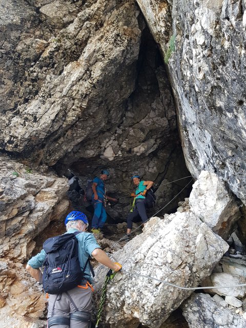 wir klettern durch einen kleinen Tunnel