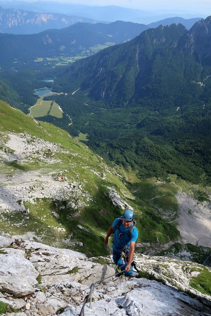 ein Blick nach unten mit den beiden Seen