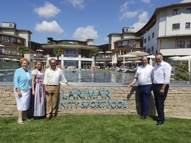 Besuch im kürzlich erweiterten Hotel Larimar: Landtagspräsidentin Verena Dunst, Gastgeberin Daniela Lakosche, Bürgermeister Heinz-Peter Krammer, Hotelier Johann Haberl, Landeshauptmann Hans Peter Doskozil (von links).