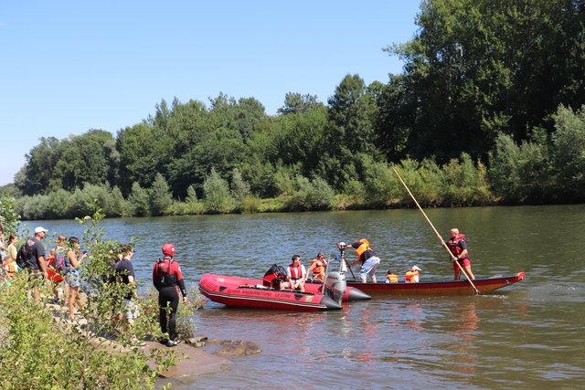 Hovercraft, Schlauchboot, Zille und das Boot der Wasserrettung wurden zu Stars beim Wassertag.