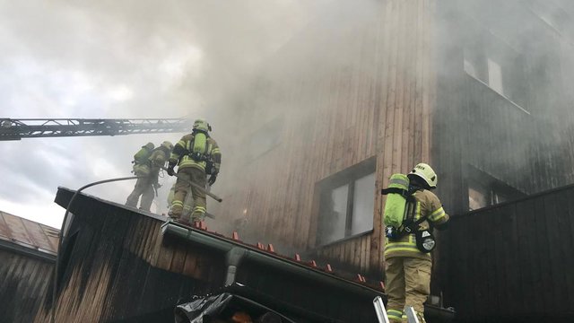 Derzeit stehen ca. 100 Mann der Feuerwehren Tobadill und Landeck in Tobadill im Einsatz.
