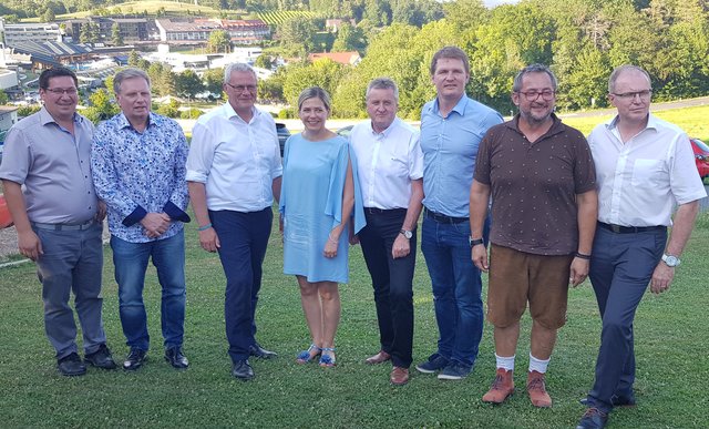 Tourismusgespräch Burgenland-Steiermark: Matthias Mirth, Herbert Krbeczek, Thomas Steiner, Doris Fritz, Herbert Spirk, Bernhard Hirczy, Josef Kropf und Diethard Mausser (von links).
