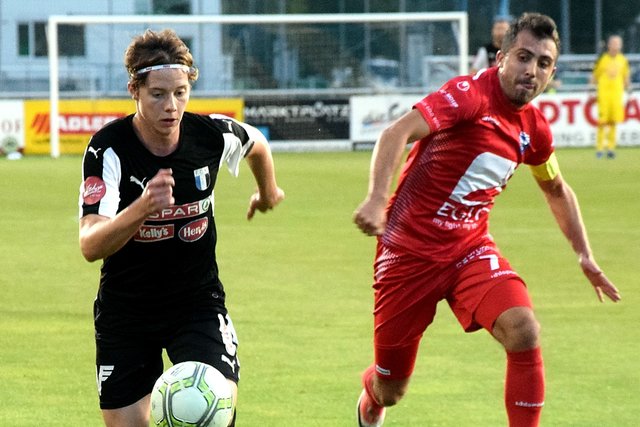 Zweikampf um den Ball - Mathias Madersbacher (Kufstein, schwarz), Tobias Vogler (Schwaz, rot).