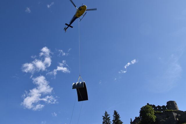 Ein Spezialhubschrauber brachte die Teile auf den Berg. | Foto: Duwe