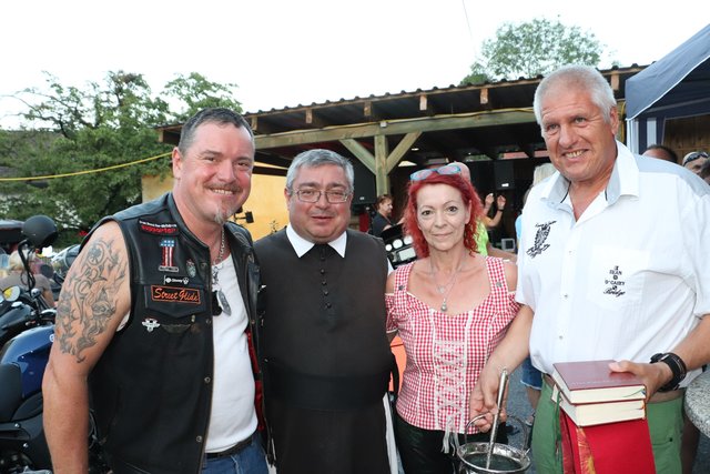 Biker Stoney Steiner aus Stübing, Pater Benedikt Fink, Sabrina Kyburz-Kirsch und Günther Bauer bei der Bikersegnung in Gratkorn.