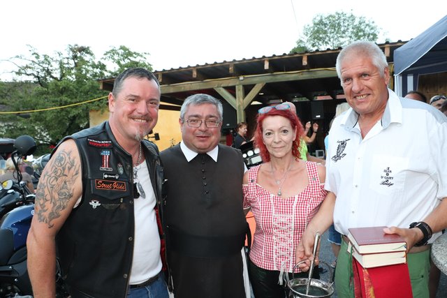 Biker Stoney Steiner aus Stübing, Pater Benedikt Fink, Sabrina Kyburz-Kirsch und Günther Bauer bei der Bikersegnung in Gratkorn. | Foto: Edith Ertl