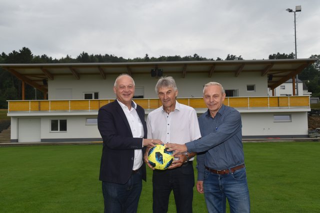 Schlusspfiff nach zehn Monaten Bauzeit: Bgm. Wolfgang Sodl, Obmann Willi Csar, Vorstandsmitglied Kurt Vukics (von links).