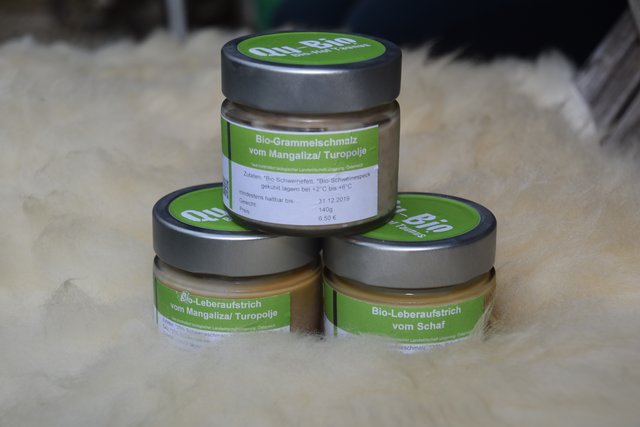 Bio-Schmalz und Bio-Leberaufstriche vom Taunushof, gebettet auf Schaffell. | Foto: Martin Wurglits