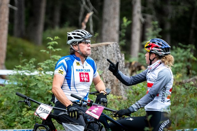 In der Lenzerheid nahm Trainer Rupert Scheiber (links) die gesundheitlich angeschlagene Laura Stigger aus dem Rennen. | Foto: Küstenbrück/EGO-Promotion