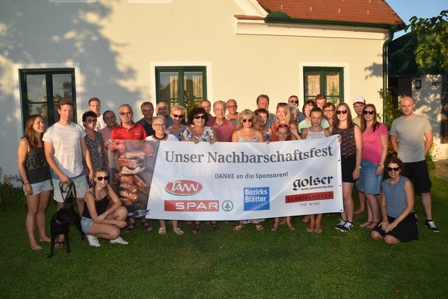 Im Garten und im Hof von Bettina Panirek (mit Hund Woody ganz links) feierte die Nachbarschaft ein sommerliches Fest.