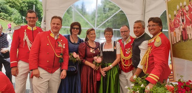 Fähnrich Christian Nott, Obmann Thomas Rindler, Fahnenpatinnen Eva Fister und Hannelore Kofler, Weltwintersportlerin des Jahrhunderts Annemarie Moser-Pröll, Hauptmann Manfred Rindler, Abfahrtsolympiasieger Fritz Strobl und Oberleutnant Franz Fister