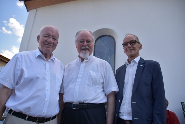 Helfen mit: Herwig van Staa, Abt German Erd, Bgm. Klaus Stocker.