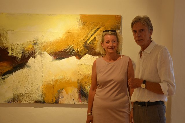 Adalbert Schieferer (IKG-Mitglied  seit März 2019) mit Maria Salomon vor einer seiner großformatigen Collagen. 