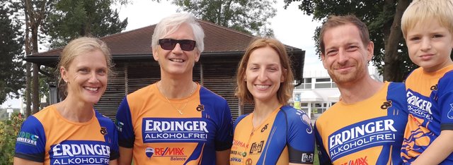 v.l.n.r. Elke und Christian Schiebl, Catherine Sabathiel und Tobias Steirer mit Sohn beim Traun Triathlon