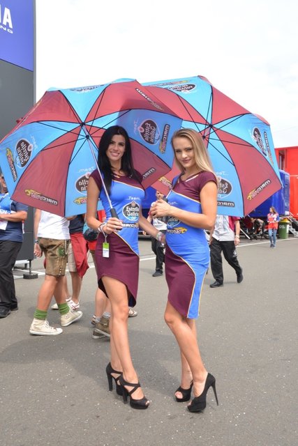 Im Zweirad-Motorsport sind hübsche Promotion-Girls nach wie vor erwünscht und in jedem Fall ein Hingucker für Fans und Fotografen. Fotos: Pfister