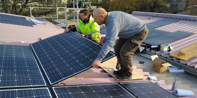 Das Dach der Stadtwerke Waldkirch hat aus statischen Gründen keine konventionellen Solarmodule aufnehmen können.