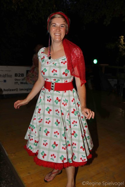 Stefanie stylisch im 50er Look.