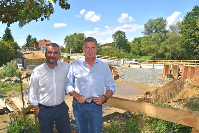 An der Baustelle Lahnbachbrücke in Rudersdorf: Bautenlandesrat Heinrich Dorner (links) und LAbg. Ewald Schnecker (SPÖ).