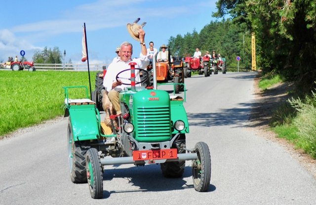 Die Oldtimer-Traktorfreunde kam bei Kaiserwetter aus nah und fern zur gemeinsamen Rundfahrt!