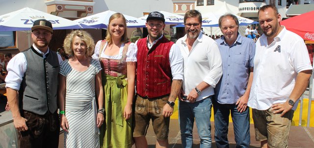 Stolz: Bernd Fauster, Vizebgm. Gabi Kapferer-Pittracher, Lisa Schwaninger, Matthias Leis, Bgm. Christian Abenthung, Vizebgm. Martin Kapferer und Simon Leis
