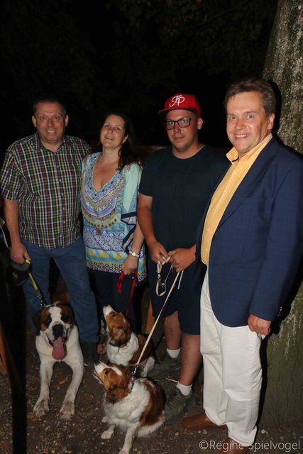Familie Rieger führte ihre Hunde nach Rekawinkel aus. Hier mit StR Reinhard Scheibelreiter.
