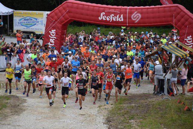 &lt;f&gt;Fast 500 Starter/innen &lt;/f&gt;zeigten sich begeistert, wenn auch der Anstieg gleich beim Start den Läuferinnen einiges abverlangte. Im Bild der Massenstart in den Hauptklassen um 10:15 Uhr.