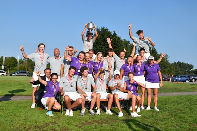 Hände, Pokale und Medaillen hoch für die sensationelle Leistung der Diamond Country-Golfer.