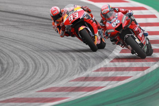 Andrea Dovizioso überholt in der letzten Kurve.