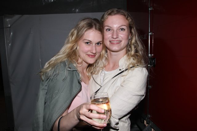 Weingenießerinnen: Julia und Lea.