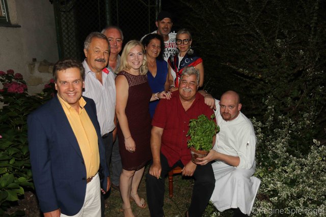 StR Reinhard Scheibelreiter, GR Ing. Anton Strombach, GR Christian Putz, GR Sabrine Felber aus Tulln, Ingeborg Holzer, GR Ing. Thomas Ded, mit Vizebürgermeister Alfred Gruber und Grillmeister Roland Mayer.