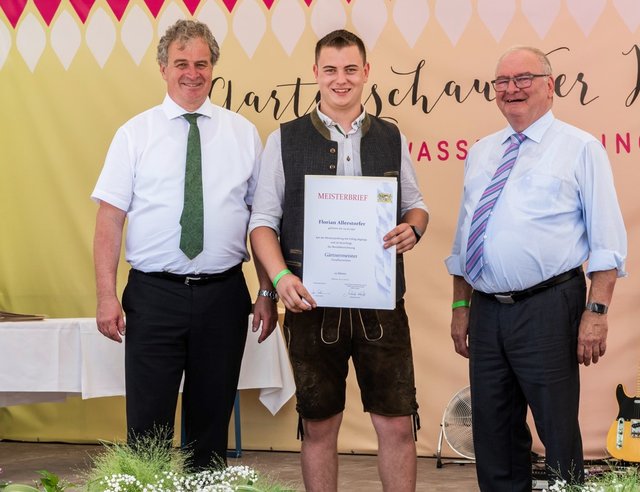 Florian Allerstorfer nahm seinen Meisterbrief strahlend entgegen.  | Foto: Allerstorfer