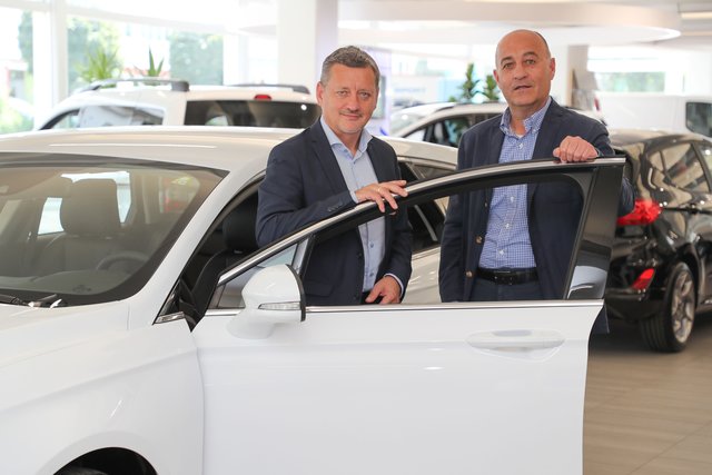 Dietmar Gruber (r.) aus Vöcklabruck wurde kürzlich die Prokura erteilt. Im Bild mit Schmidt Automobile-Chef Josef Nußbaumer (l.).