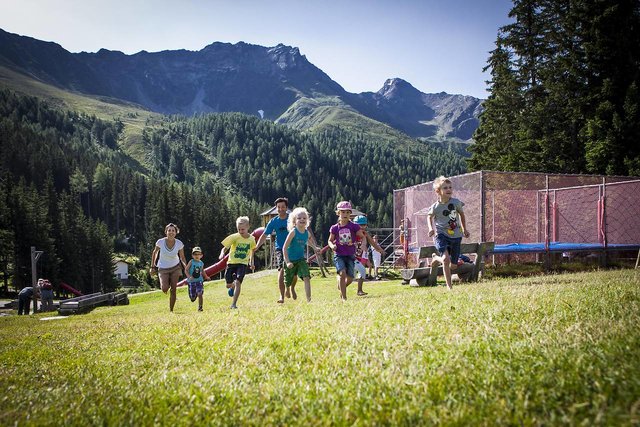 Sommerberg Fendels: Spiel und Abenteuer werden garantiert, ob wandern, Edelsteinsuche oder Mountaincarts.