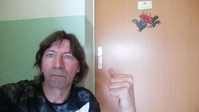 Robert Rieger vor der Tür, hinter der die Frau verzweifelt um Hilfe schrie. Die Tür musste aufgebrochen werden.