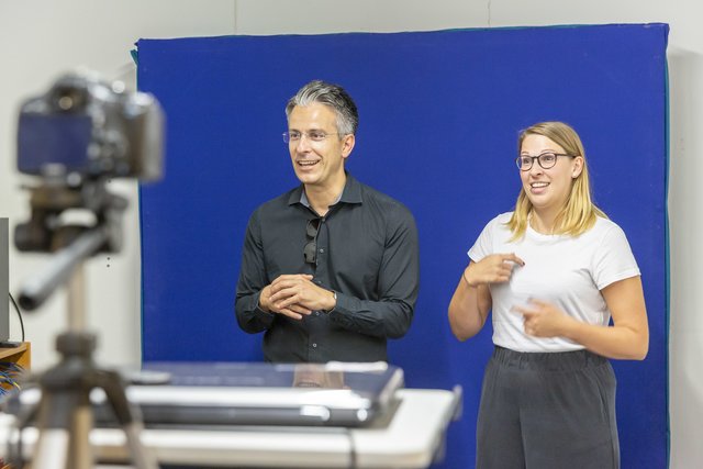 Vor der Studioleinwand, Kurt Hohensinner mit Landesverbandsleiterin Sarah Zach.