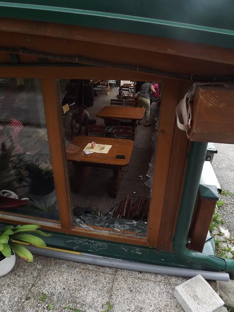 Der neunjährige Bub krachte mit seinem Fahrrad durch die Terrassenverglasung eines Lokals in Döbriach
