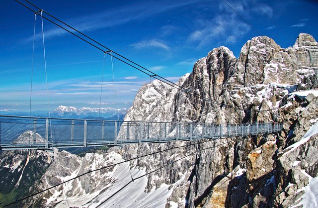 Die Hängebrücke am Dachstein ist eine große Attraktion. | Foto: Planai Bahnen / Gery Wolf