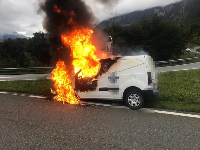 Ein Firmenfahrzeug brannte bei der Autobahnabfahrt Haiming.
