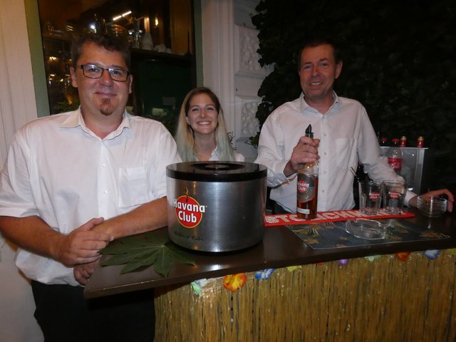 Paula Kubata mit Michi Zauner und Walter Kohl, die ihre Gäste mit einer neuen Bar überraschten.