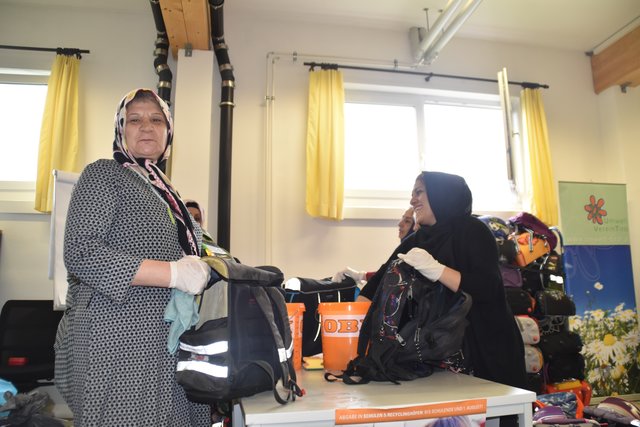 Asylwerberinnen beim Schultaschen putzen | Foto: Isser