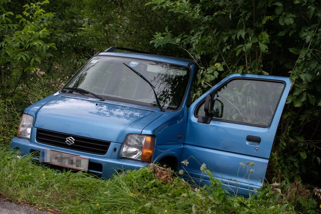 Beim Versuch, den rollenden Pkw einzuholen, zog sich der Eigentümer eine schwere Verletzung zu. | Foto: zeitungsfoto.at