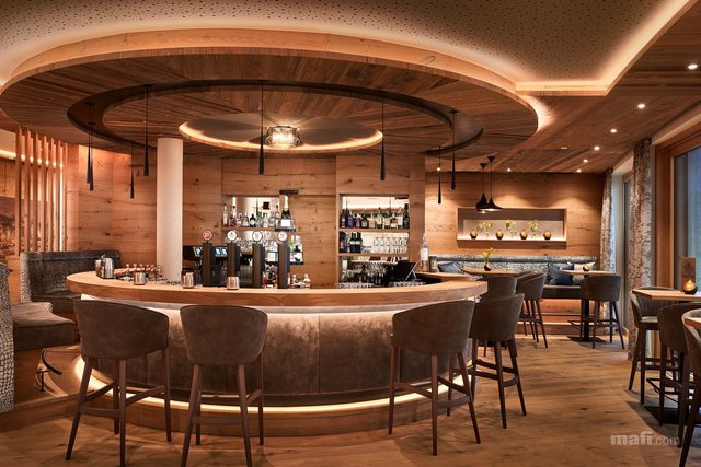 In Kombination mit den gemütlichen Sesseln und Sitzecken des Hotels, schafft der Naturholzboden der oberösterreichischen Firma "mafi" eine ganz besondere Stimmung in der Bar des Laschenskyhof.