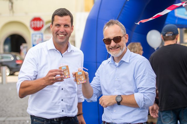 Bürgermeister Stefan Krapf mit Gmunder Milch-Geschäftsführer Michael Waidacher. | Foto: Gmundner Milch